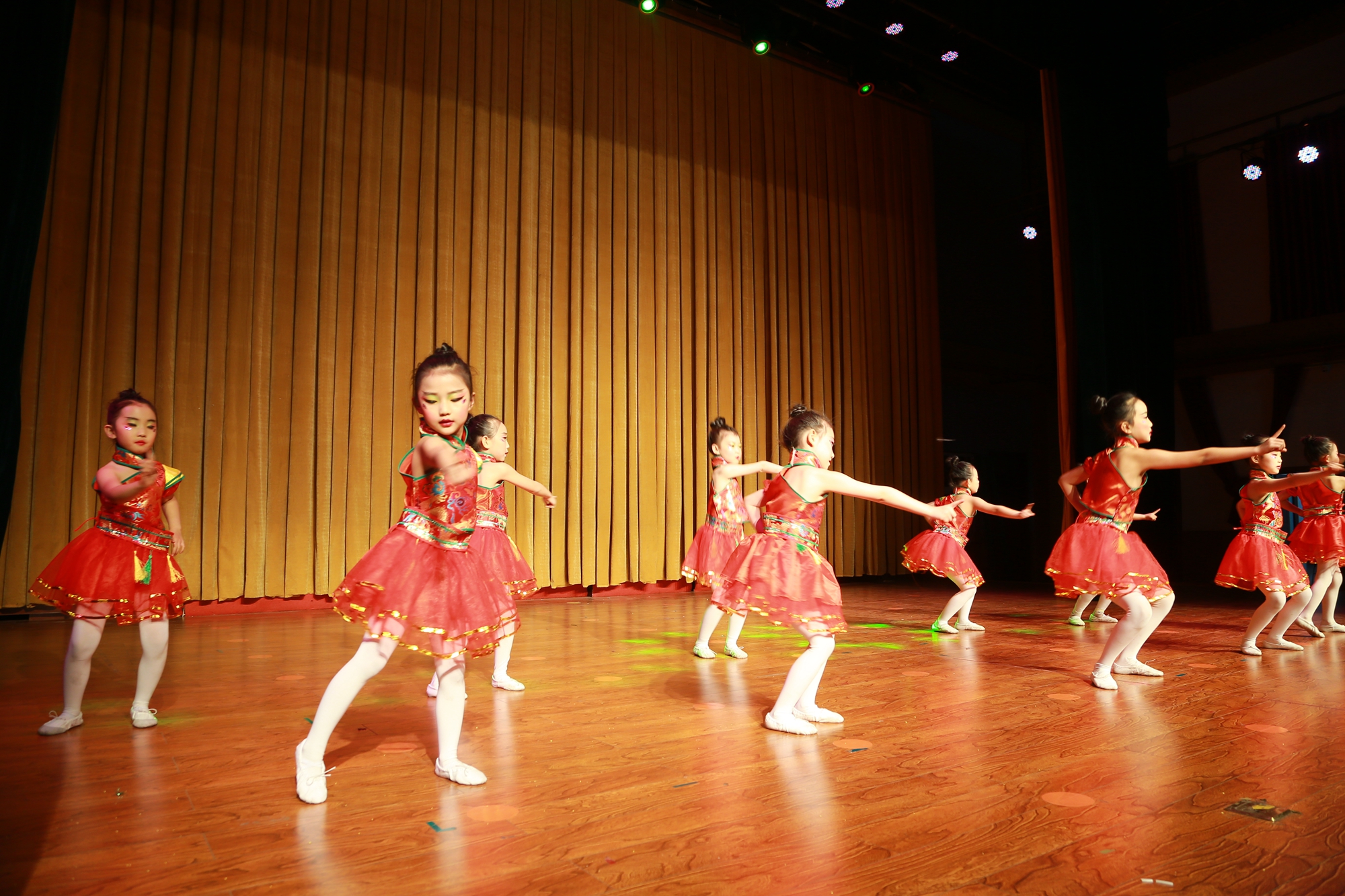 金鸡艺术《舞动人生梦想起航》专场晚会在青少年活动中心演出