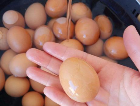 腌咸鸡蛋只放盐,腌咸鸡蛋有点咸了咋办