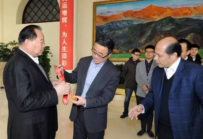 采访时看到刘国梁的眼神秒收笑容,刘国梁紧张到手足无措