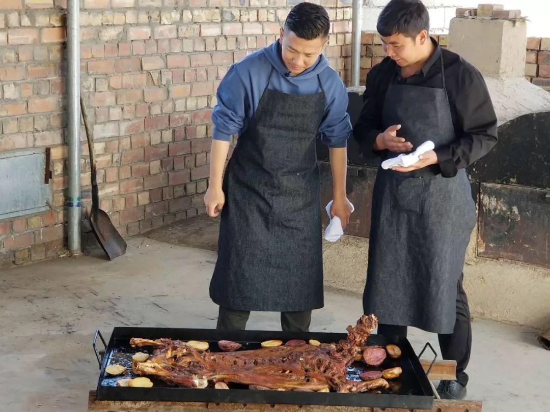 民勤烤全羊,在民勤沙漠烤全羊