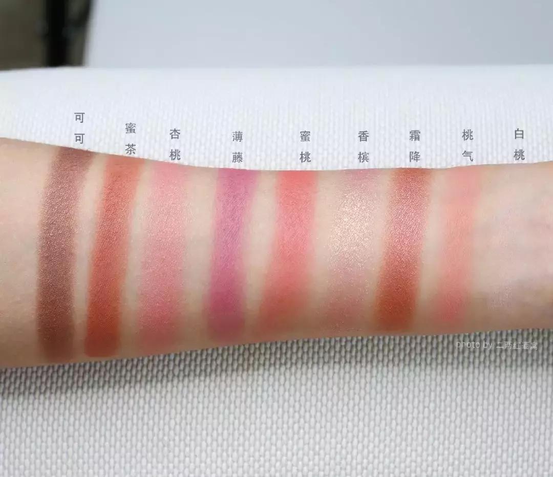 美宝莲和玛丽黛佳定妆粉哪个更好,美宝莲和玛丽黛佳口红哪个好