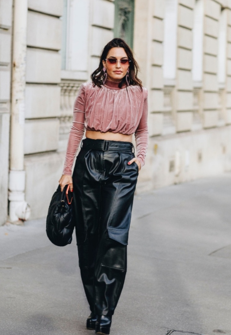 丝绒中长款高级感,今年就穿复古的衣服