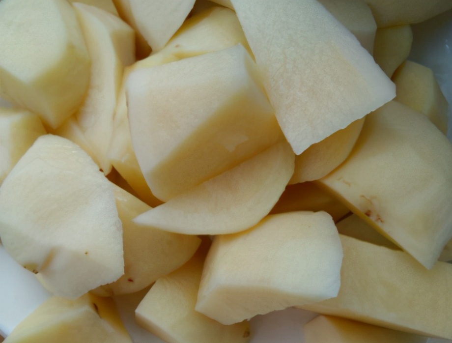 炖老母鸡汤鸡肉需要过油吗,炖鸡肉注意事项