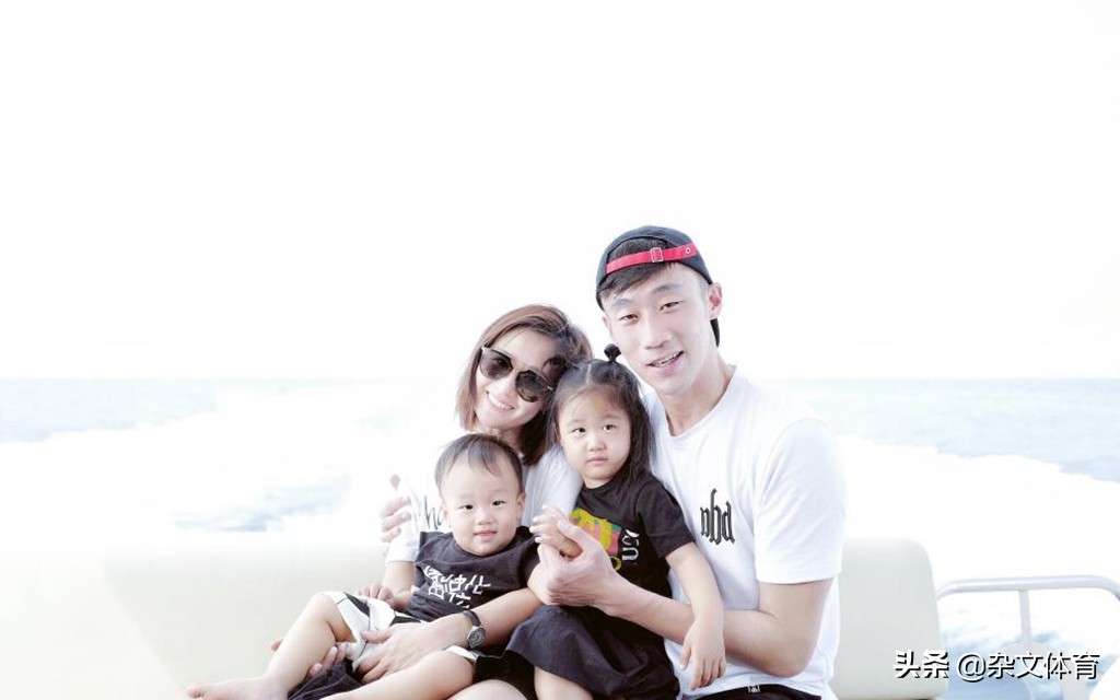 当红国脚大方捐赠足球场！31岁身价7000万，妻子是电视主持人