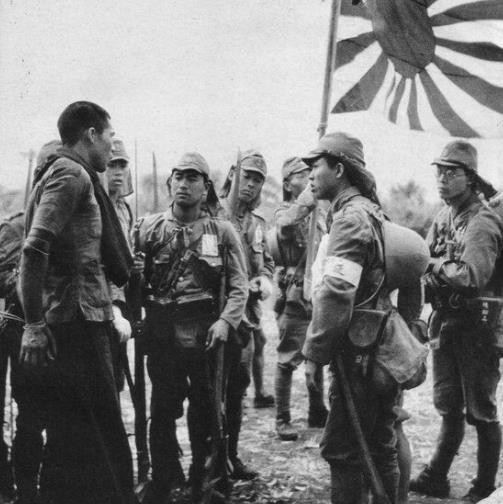 开国上将回故乡，看到警车封路并且隔开群众，怒问：耍什么排场？