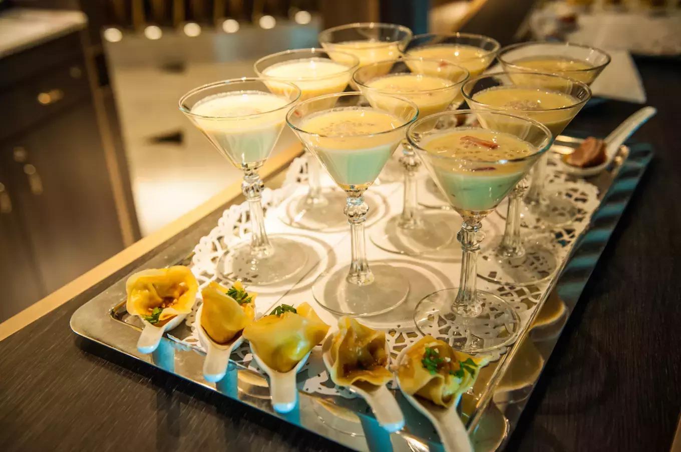 环球蜜月的小两口，免费上了一座价值8亿欧元的邮轮