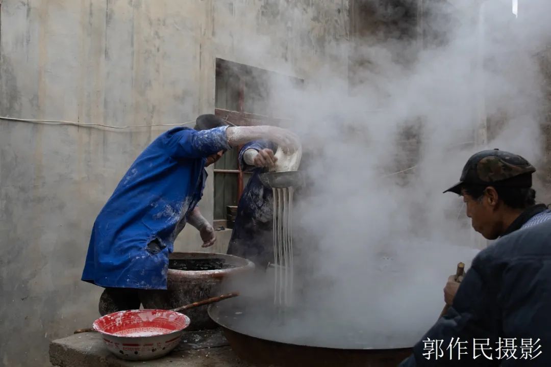山东漏粉条的过程视频,漏瓢式粉条制作技术视频