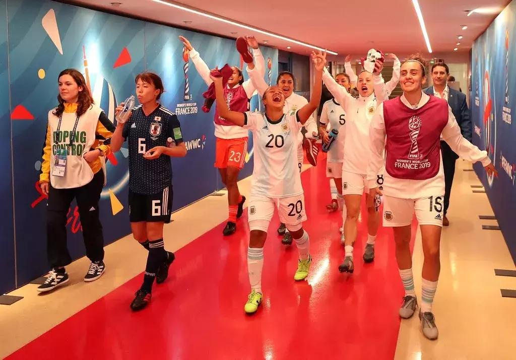 曾为10美元*工罢**如今却创造历史，这支阿根廷女足已成男足楷模