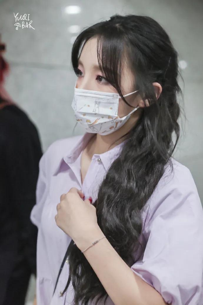 宋雨琦机场饭拍，身穿可爱的娃娃裙，妥妥的人间小仙女