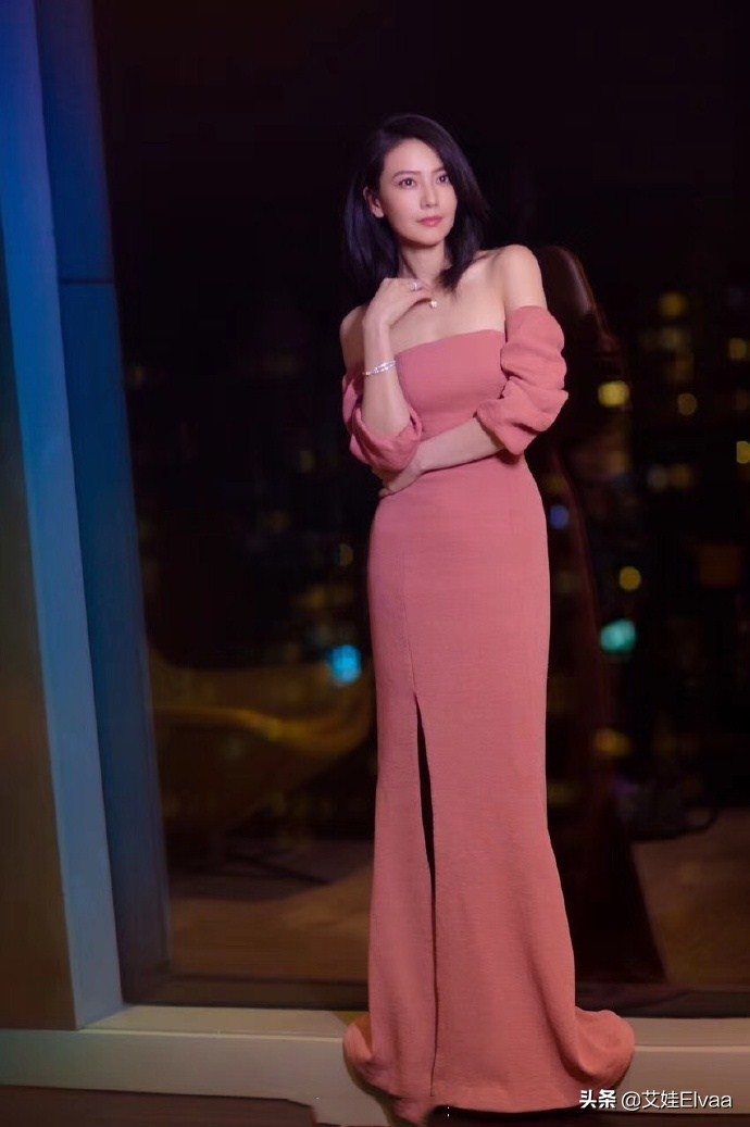 高圆圆现身街头穿白裙露香肩,高圆圆最新穿牛仔裤现身机场图片