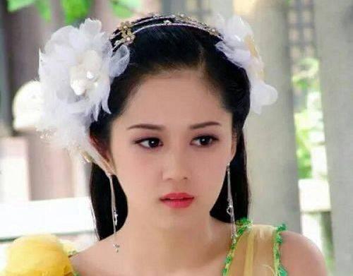 她是中国知名的韩国演员，从小被母亲诅咒“去死”，还被骗拍裸照