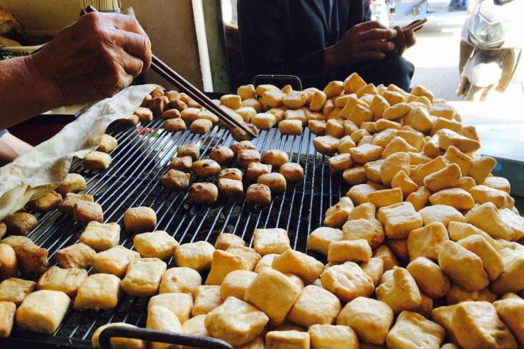 云南建水，一座有着全国第三大孔庙的边陲古城，烧烤更是享誉全省