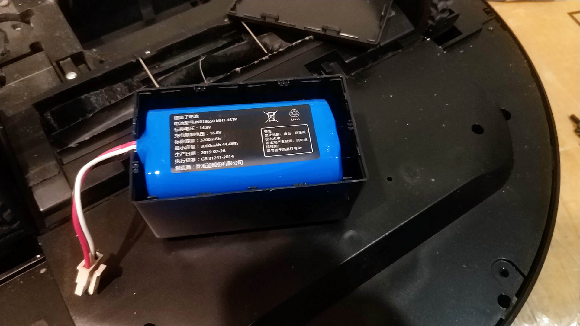 如何操作智能自动吸尘扫地机 (最简单的集尘扫地机器人)