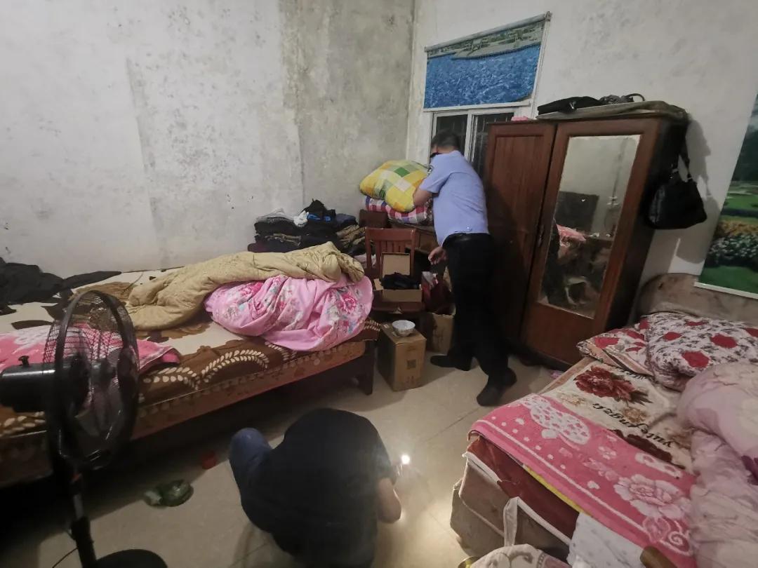 村民家中蛇出没警民合力擒长蛇,蛇出没曲靖捕蛇民警又捕三条蛇