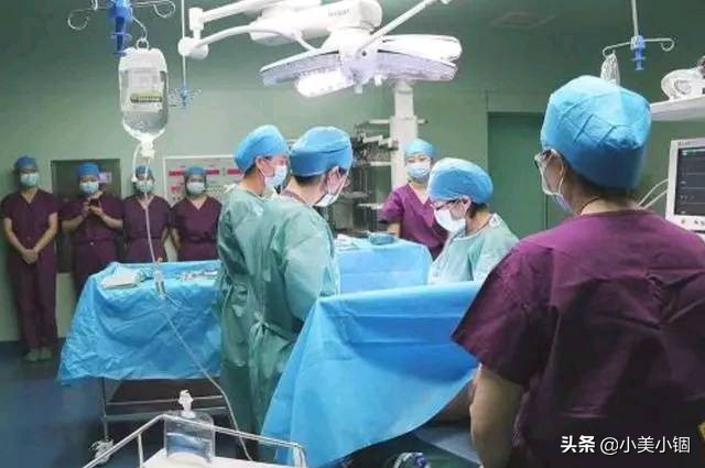 大雪天父亲不让爷爷进门，儿子提了个问题，父亲直冒冷汗