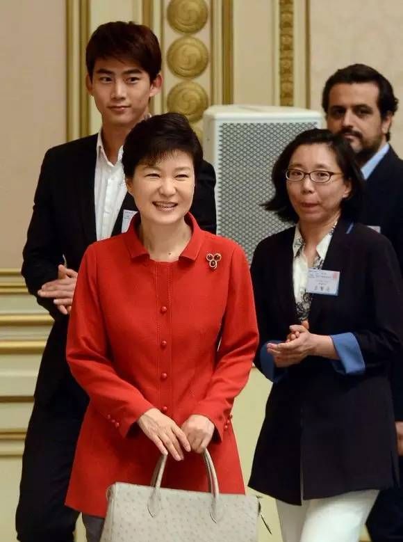 动手术也要服兵役，掰手腕把手掰断，玉泽演到底是个啥样的男神?