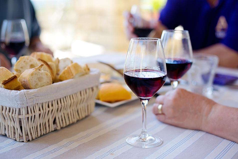 以酒会友广交天下之朋,以酒会友广交天下