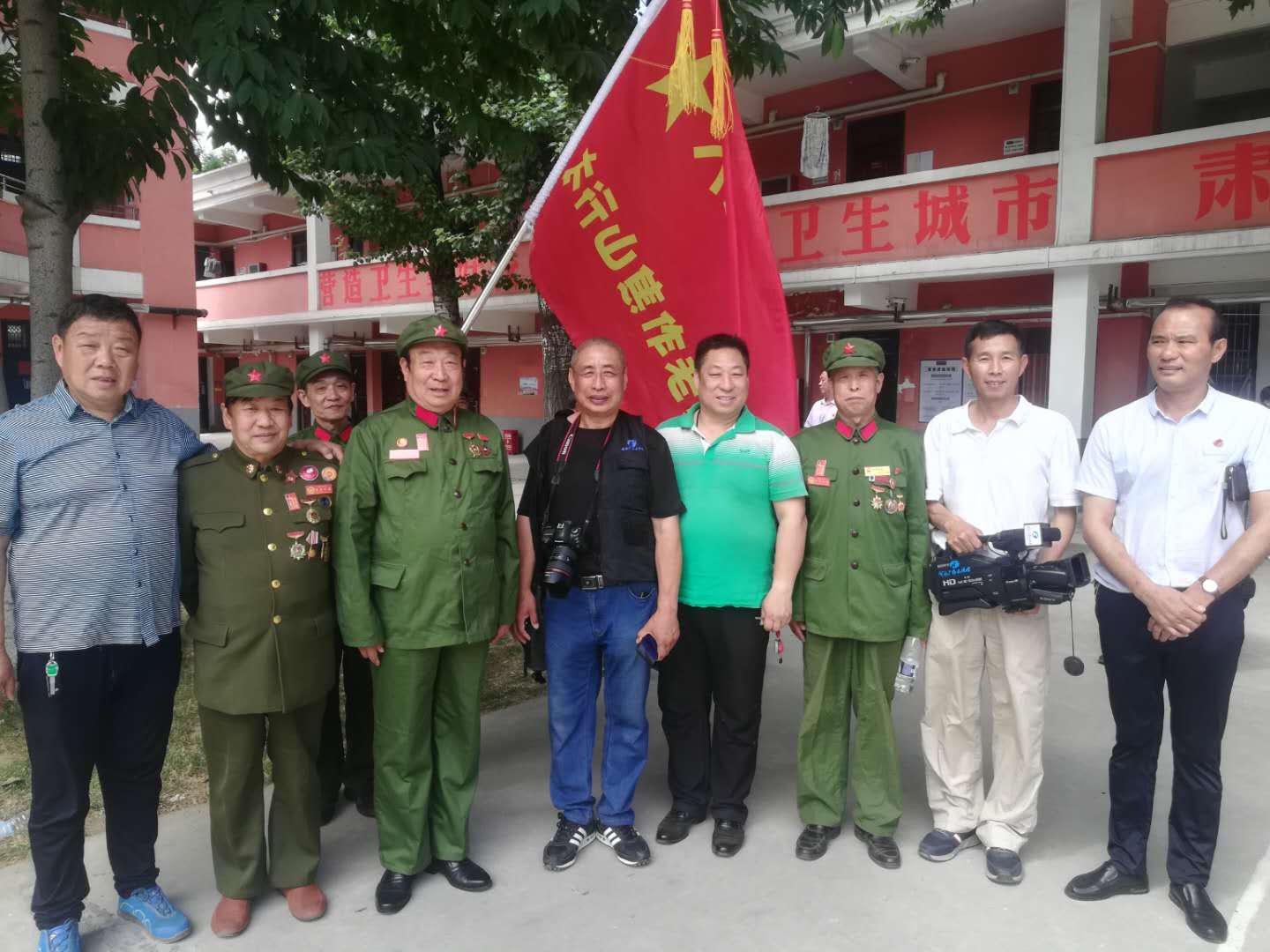 太行老兵家国情怀视频,千名学子缅怀先烈传承红色基因