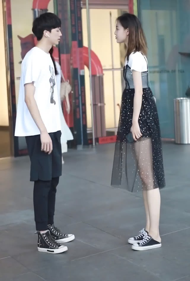 网纱裙怎么穿出高级感,黑色裙子拼接网纱怎么搭配