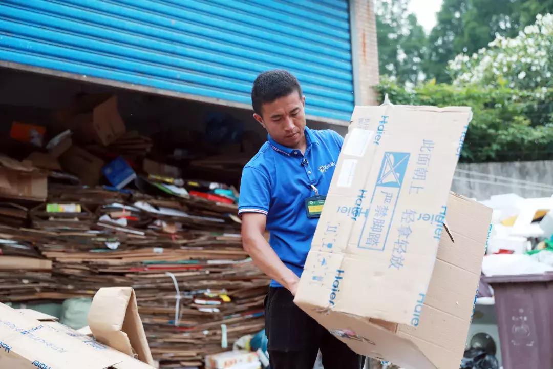 小伙拒收垃圾被房东报警处理，却成为上海民众的守护神