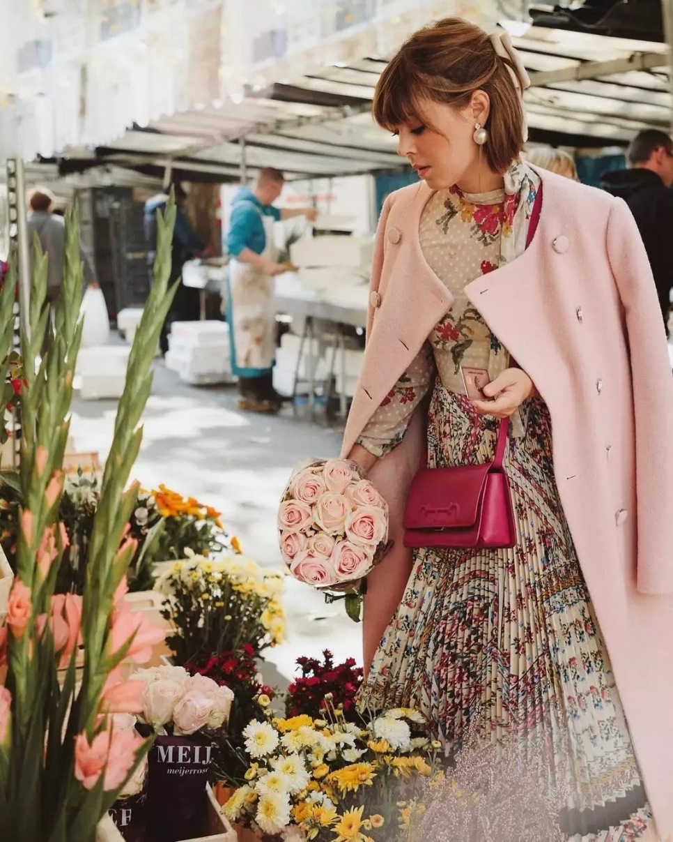 百褶裙搭配羽绒服中长款外套,粉丝色小香风羽绒服搭配百褶裙