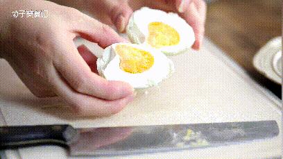 家庭版腌制咸鸭蛋的做法,家庭咸鸭蛋好吃的腌制方法