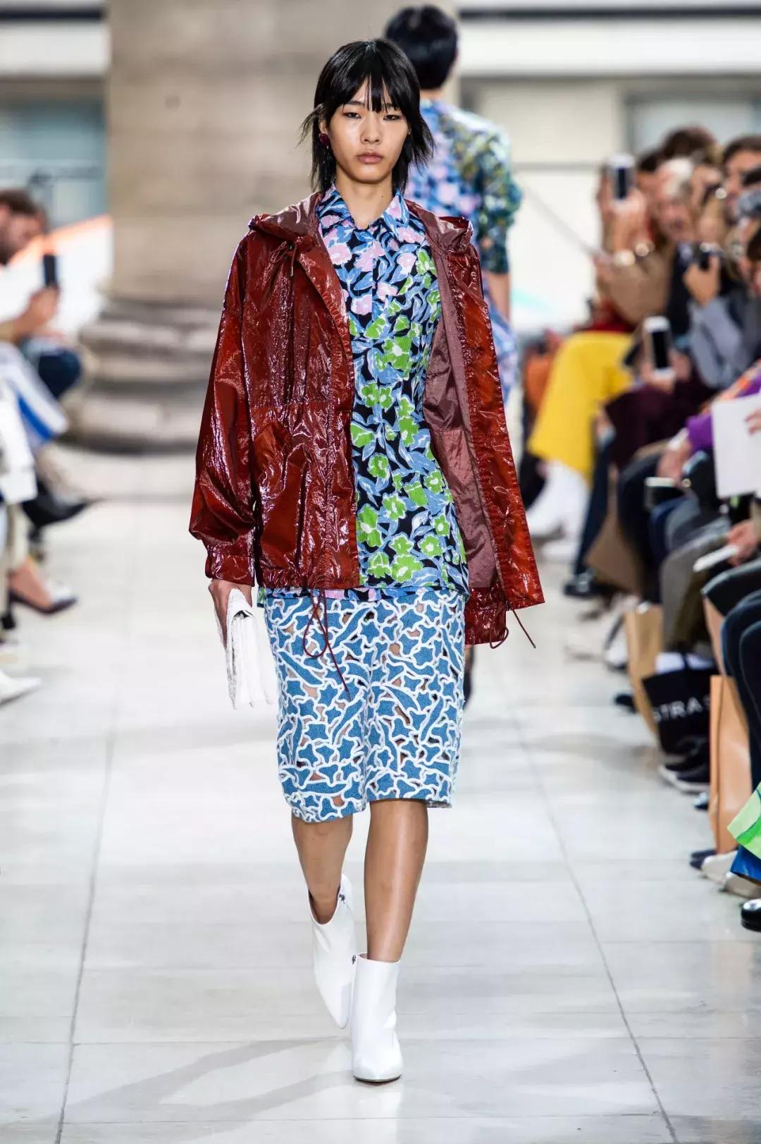 今年爆款皮毛一体女装,高档红色皮毛一体女装新款