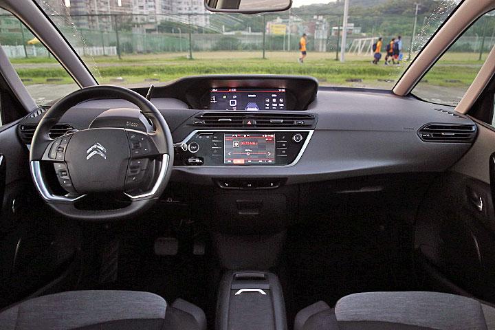 试驾雪铁龙GrandC4，还是款柴油MPV，这车路上也太少见