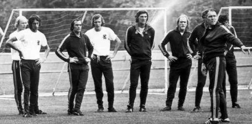 你是我爸爸!巴萨阿贾克斯竟有这血缘,他们都得管这英国人叫师祖