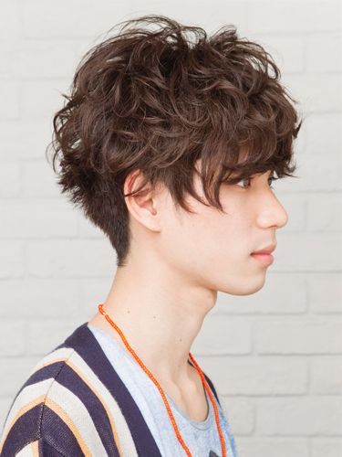 男生发质细软扁塌油腻自然卷发型,男生卷发造型中长发圆脸