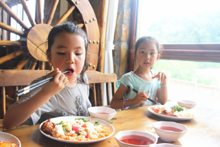 喂萌宠，捡鸡蛋，大自然里快乐多，精诚文化学校暑期班走进大自然