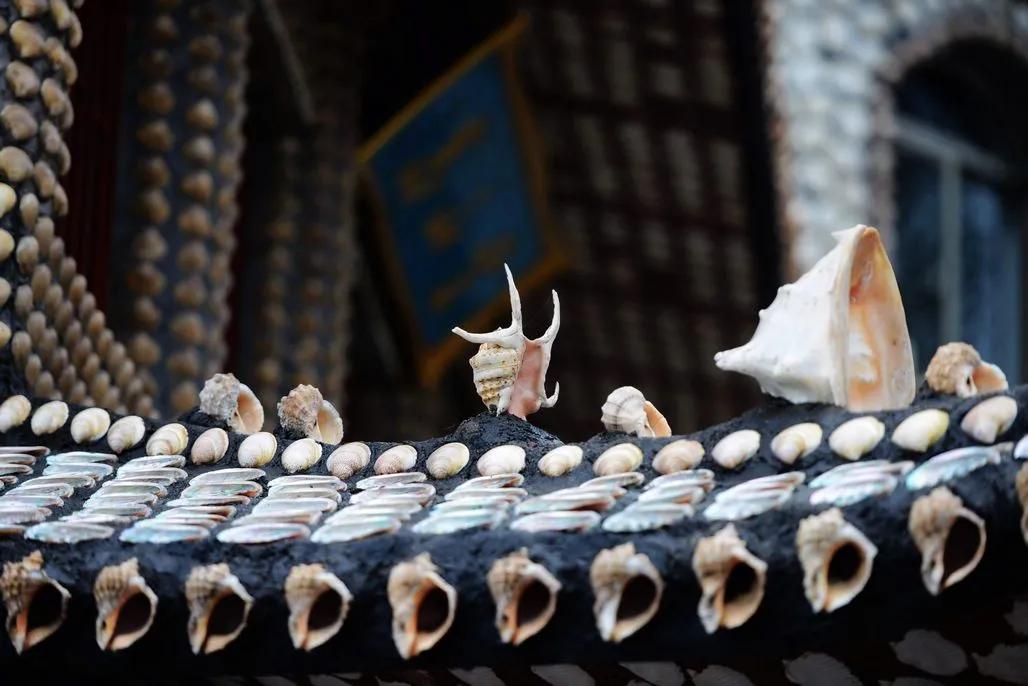 山东大爷捡100万贝壳造楼完整版,山东大爷拿起1000万金砖视频