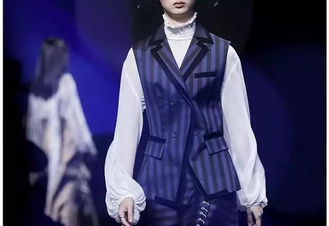 ep雅莹走秀2019,ep雅莹黑裙子