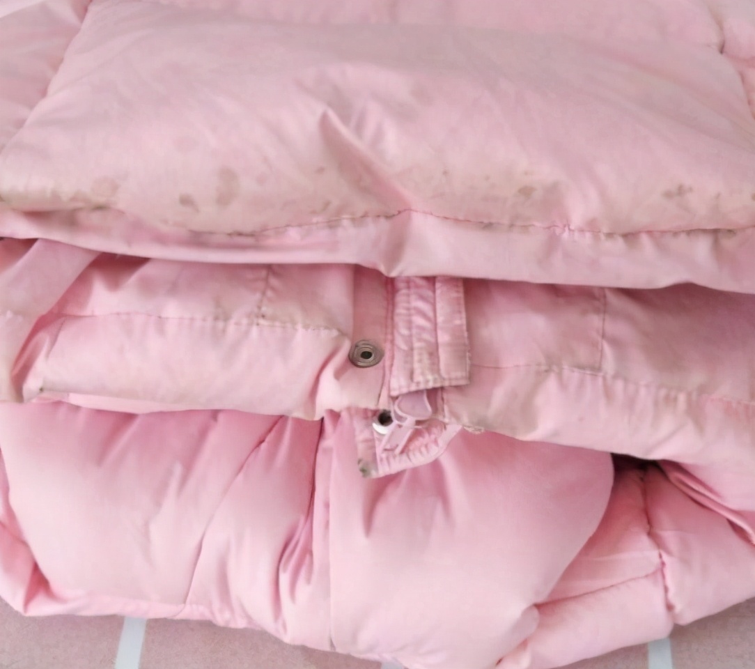 羽绒服发黄没有白醋怎么洗,羽绒服发黄污渍怎么去除