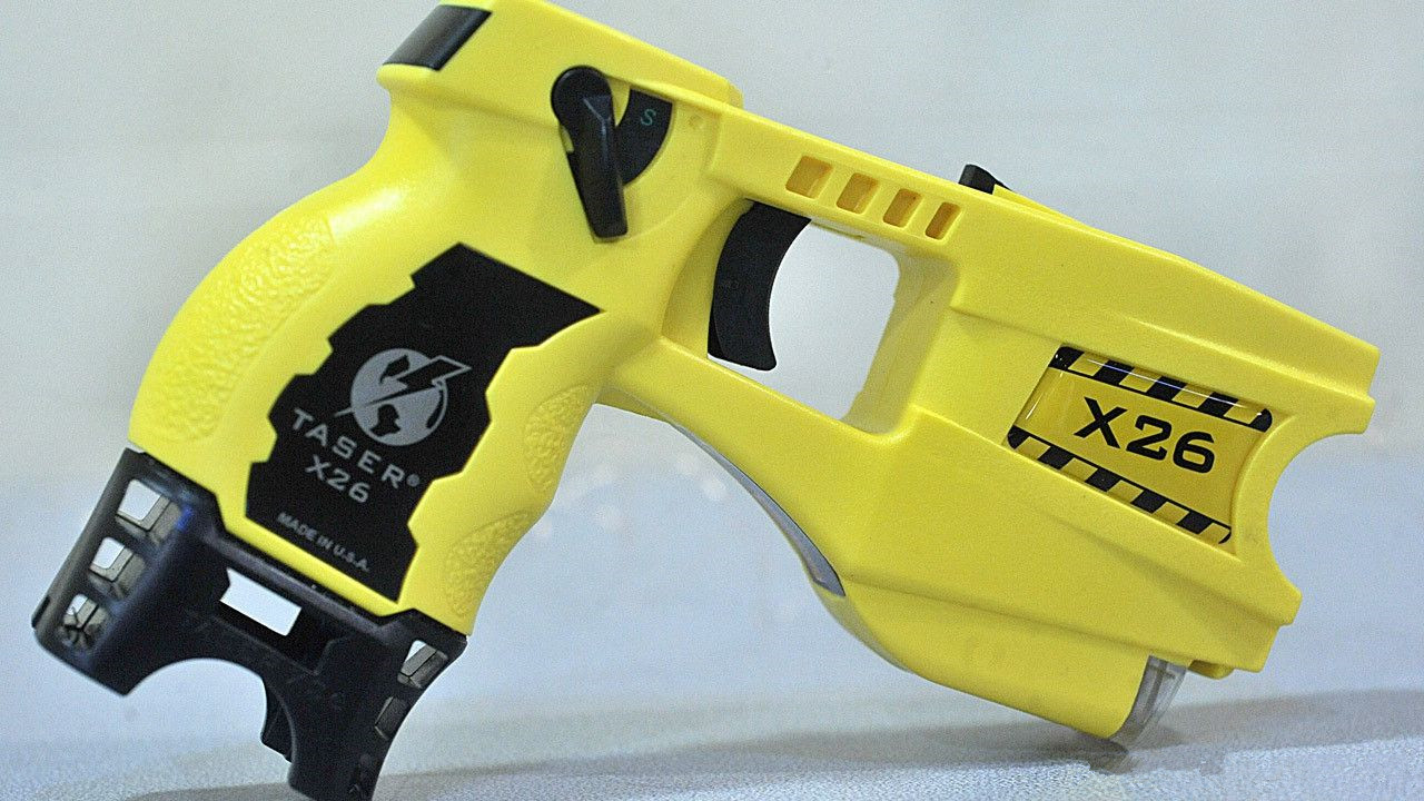 电击枪真那么厉害？那为什么中国警察，不配泰瑟电击枪呢？