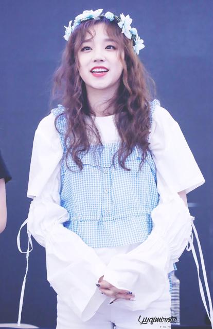 宋雨琦原来衣品这么赞，一件Oversize粉紫色毛衣，大秀美腿