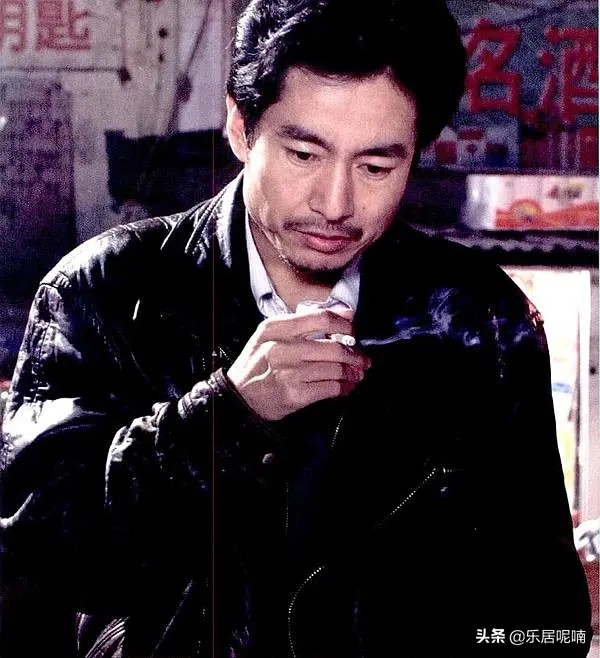 镜头中的左右、香烟、出租房、红色:电影《左右》意象分析