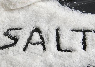 白衣服染上茶渍怎么处理,衣服上面有茶渍怎么解决