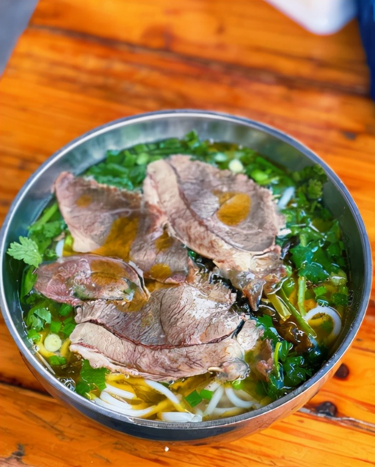 重庆馆子卖贵州特产，老板态度差客人也排队买，网友：把老板惯的