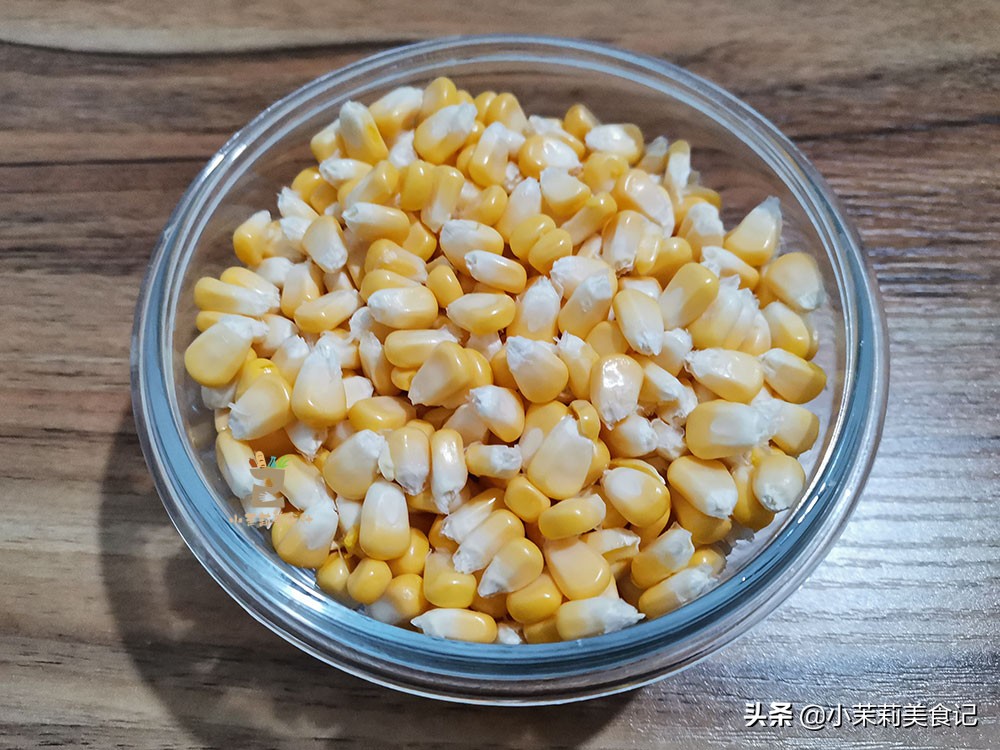 做玉米汁时，只放水可不行，教你一招，玉米汁香浓好喝又营养