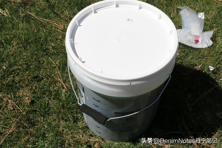 牛仔裤褪色了可以重新染色吗,牛仔裤褪色一般是什么颜色