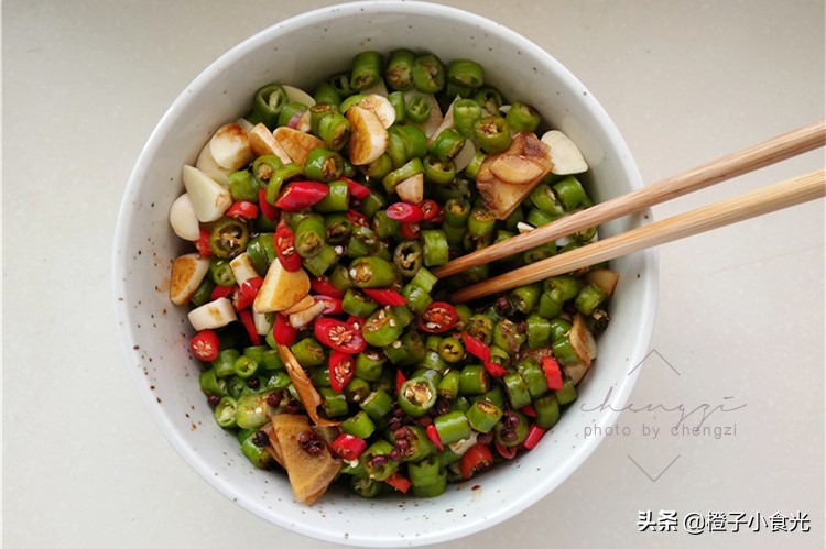 奶奶祖传几十年腌辣椒的秘诀,60岁老奶奶腌辣椒的方法