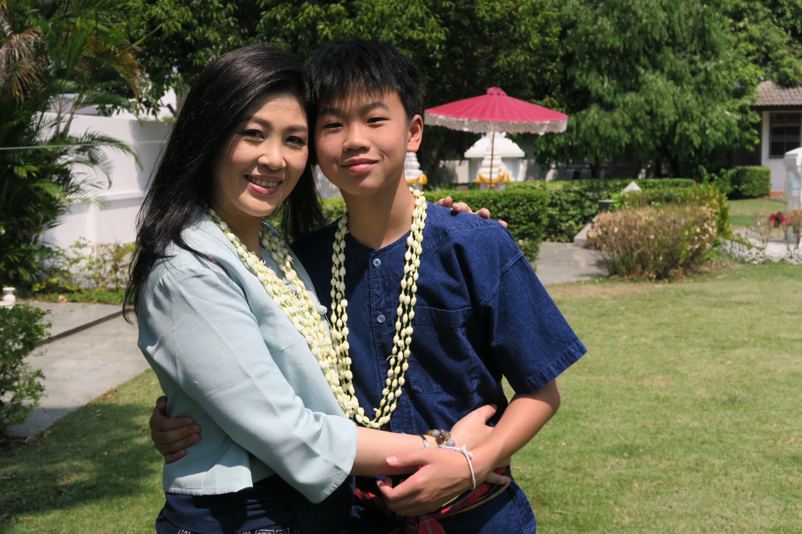 53岁泰国前总理英拉好年轻啊！穿爱马仕拖鞋逛超市，一身都是名牌