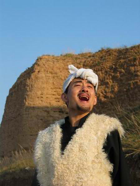 从放羊娃到年收入千万,阿宝“装疯卖傻”背后的故事