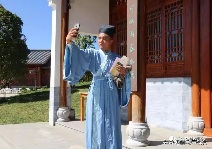 太热闹!弥勒花海、人海、车海、舞海...这些人上镜了!