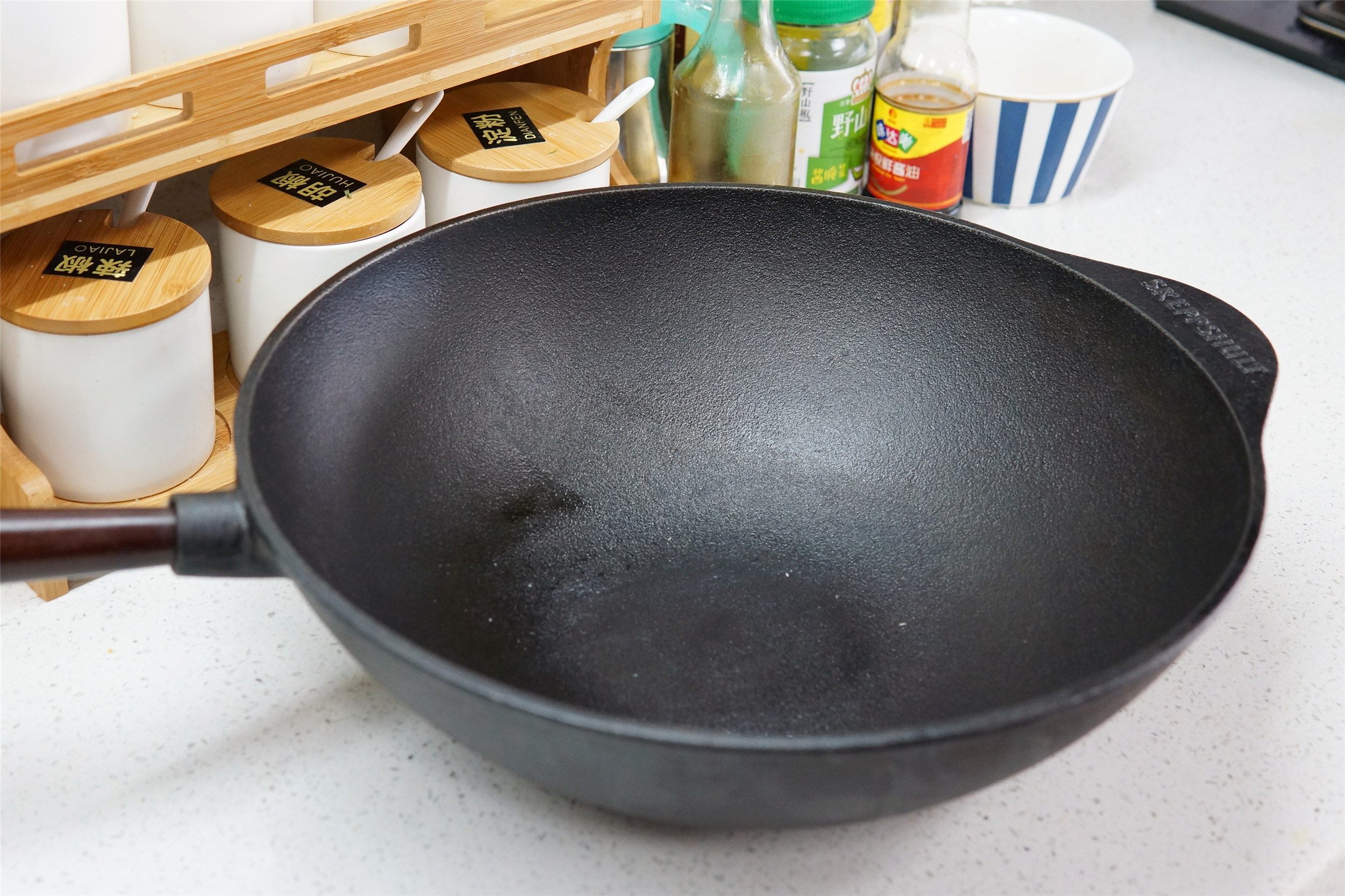 新铁锅如何开锅才不生锈不粘锅,新铁锅怎么开锅不沾油烟