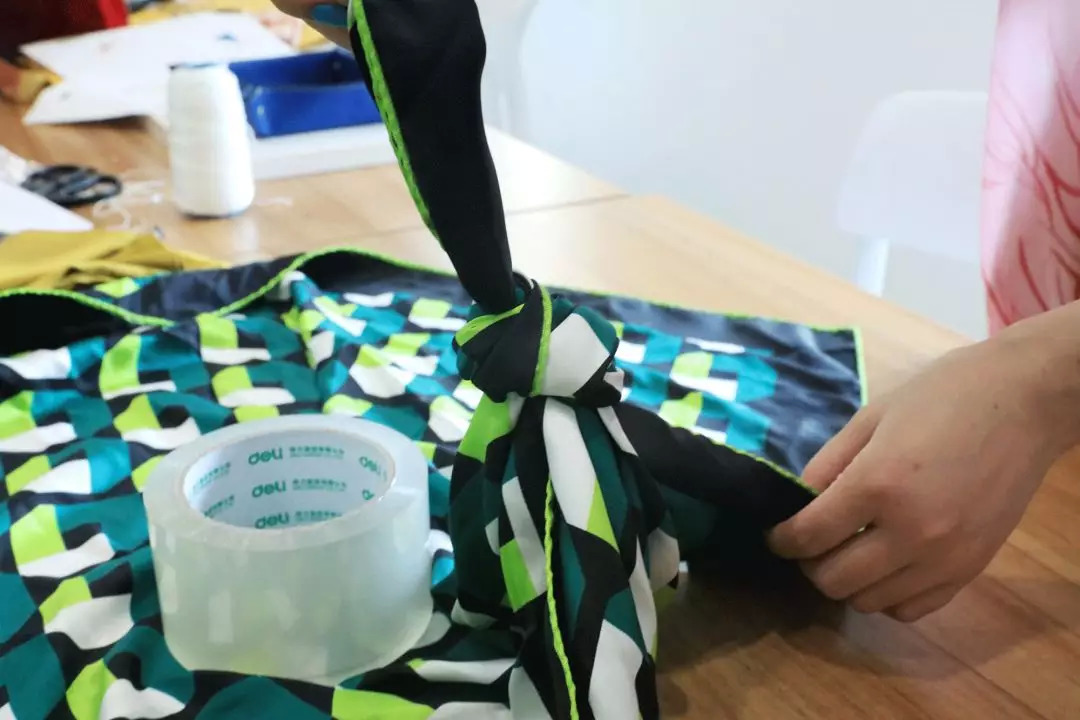 废旧纸袋如何做收纳包包,大牌纸袋斜挎包包改造教程