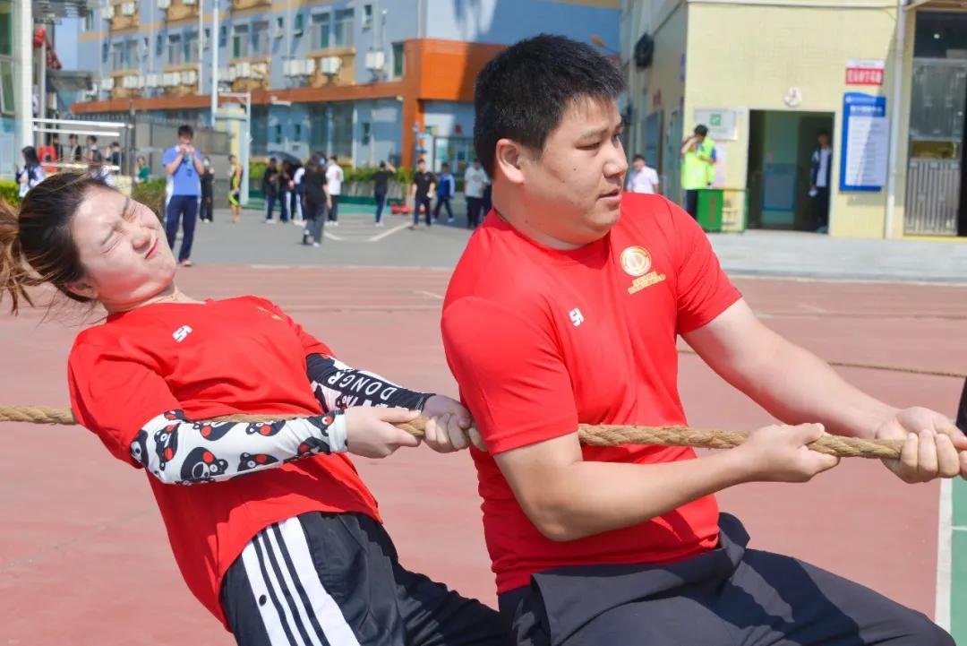 “老师，你拔河的样子真美！”“谁拍的赶紧撤！！！”