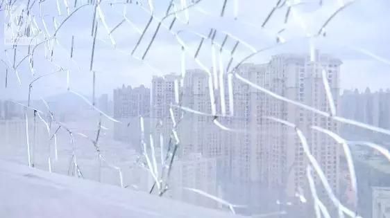 红星紫郡11家住户玻璃爆裂住户质疑质量差物管甩锅天气热