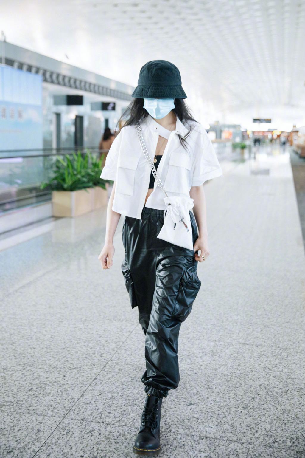 穿皮裤怎么搭配上衣相关视频,皮裤配什么鞋子比较好看